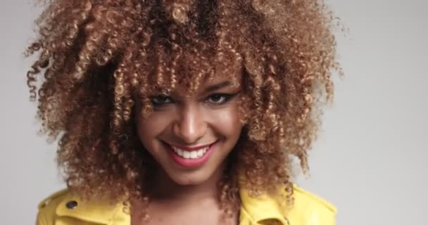 Mooie zwarte meid met grote haren poseren video — Stockvideo