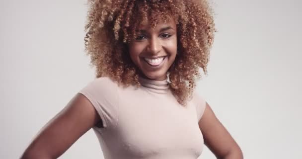 Mooie zwarte meid met grote haren poseren video — Stockvideo