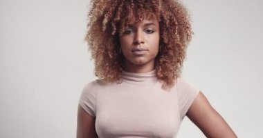 Video poz kabarık saçlı güzel zenci kız