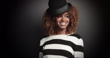 Video poz kabarık saçlı güzel zenci kız