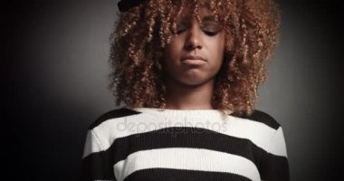 Video poz kabarık saçlı güzel zenci kız