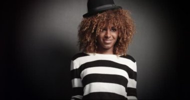 Video poz kabarık saçlı güzel zenci kız