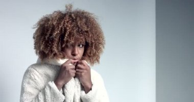 Video poz kabarık saçlı güzel zenci kız