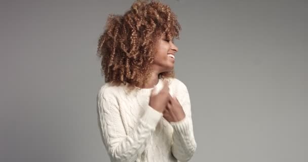 Hübsches schwarzes Mädchen mit großen Haaren posiert Video — Stockvideo