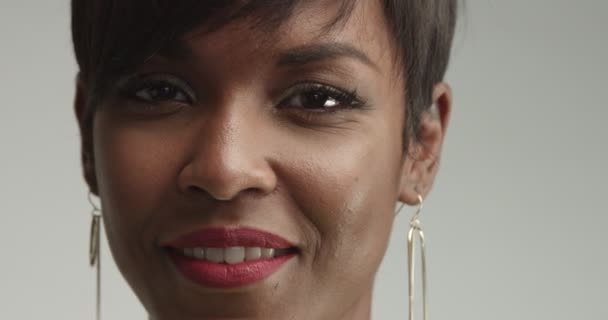 Όμορφη αφρικανική γυναίκα με μεγάλα σκουλαρίκια από κίτρινο top — Αρχείο Βίντεο
