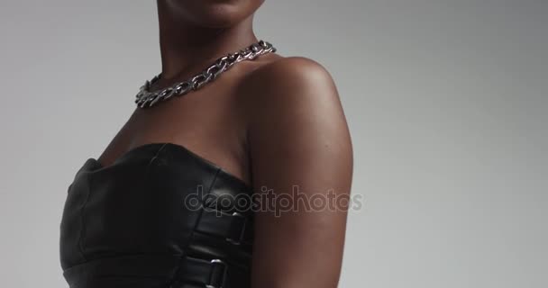 Heißes schwarzes Model trägt schwarzes Lederkleid — Stockvideo