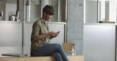 Sevimli genç siyah kadın loft tarzı ofis