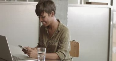 Sevimli genç siyah kadın loft tarzı ofis