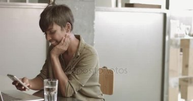 Sevimli genç siyah kadın loft tarzı ofis