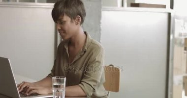 Sevimli genç siyah kadın loft tarzı ofis