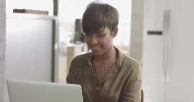 Sevimli genç siyah kadın loft tarzı ofis