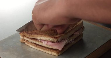 Bir esnaf yapma jambon ve peynirli sandviç