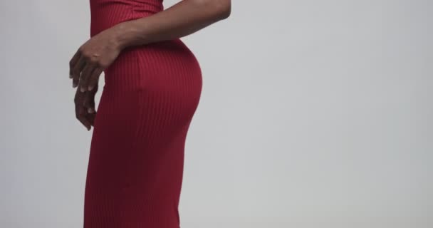 Mooie zwarte jonge vrouw in strakke rode trui jurk — Stockvideo