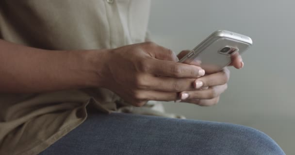 Leuke jonge zwarte vrouw in loft-stijl kantoor — Stockvideo