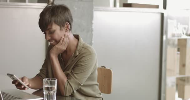 Niedliche junge schwarze Frau im Loft-Stil Büro — Stockvideo