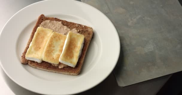 Haciendo un sándwich artesanal de jamón y queso — Vídeo de stock