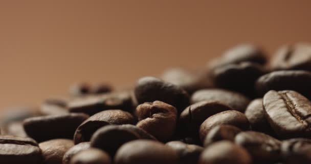 Жареный кофе в зернах закрыть видео — стоковое видео
