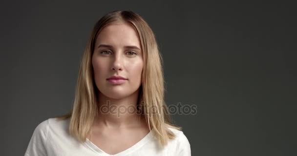 Atraktivní blondýnka mladá žena v bílé horní — Stock video