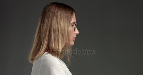 Attraente bionda giovane donna in top bianco — Video Stock