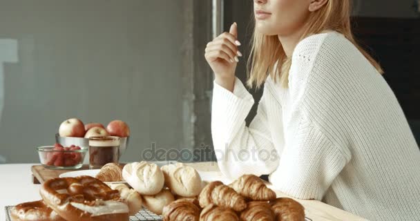 Nettes blondes Mädchen in einer Bäckerei — Stockvideo