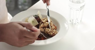 Koyu tenli man yemek yemek yakın çekim