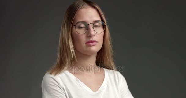 Attraente bionda giovane donna in top bianco — Video Stock