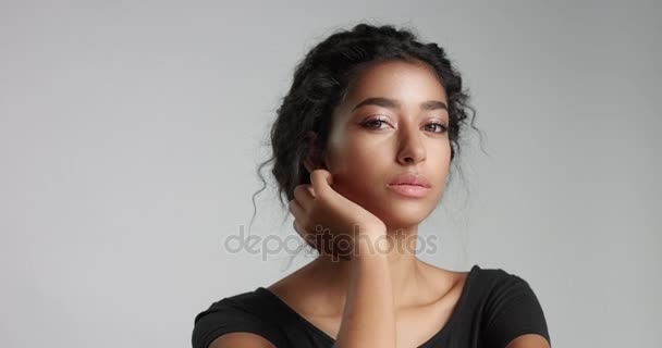 Hermosa chica marroquí con la piel perfecta video — Vídeos de Stock