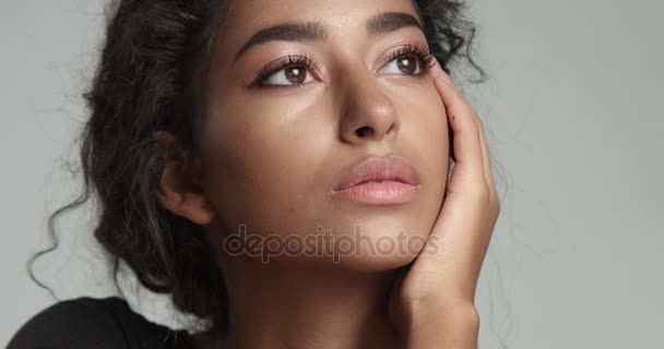 Menina marroquina bonita com vídeo de pele perfeita — Vídeo de Stock