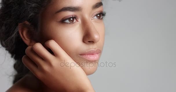 Hermosa chica marroquí con la piel perfecta video — Vídeo de stock
