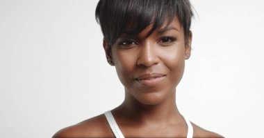 Dans ve video poz muhteşem siyah genç kadın