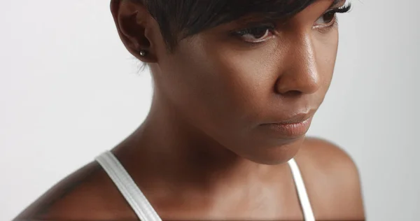 Linda jovem negra dançando e posando vídeo — Fotografia de Stock