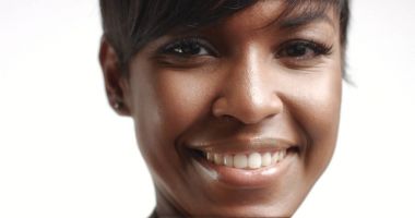 Dans ve video poz muhteşem siyah genç kadın