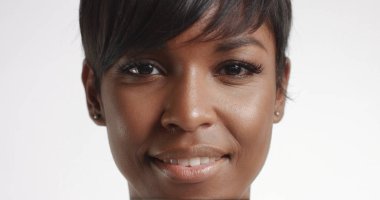 Dans ve video poz muhteşem siyah genç kadın