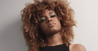 Video poz kabarık saçlı güzel zenci kız