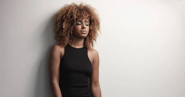 Mooie zwarte meid met grote haren poseren video — Stockfoto