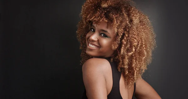 Mooie zwarte meid met grote haren poseren video — Stockfoto