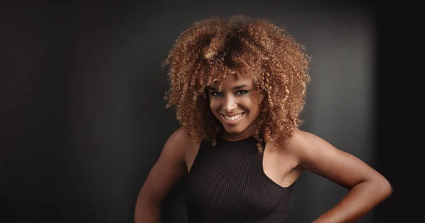 Красивая чернокожая девушка с большими волосами позирует на видео — стоковое фото