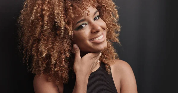 Hübsches schwarzes Mädchen mit großen Haaren posiert Video — Stockfoto