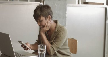 Sevimli genç siyah kadın loft tarzı ofis