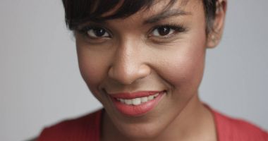 karışık ırk siyah kadın dans ve kamera için poz Kırmızı elbiseli