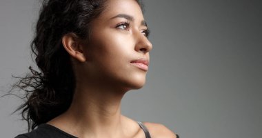 Çekici Orta Doğu kız gülerek rahat siyah en iyi içme mocca, sıcak çikolata, caffee uzun cam