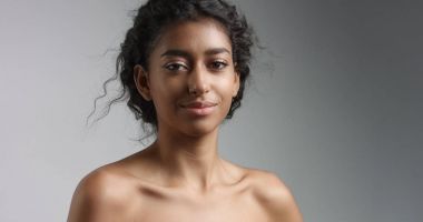 mutlu huzurlu genç kadın güzel zeytin cilt ve kıvırcık saçlı ideal cilt ve kahverengi gözleri Studio