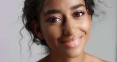 mutlu huzurlu genç kadın güzel zeytin cilt ve kıvırcık saçlı ideal cilt ve kahverengi gözleri Studio