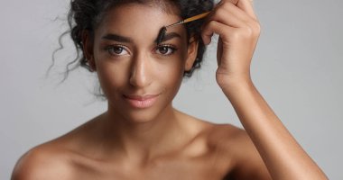 Kusursuz cilt onun kaş fırçalama ile genç ve güzel kız