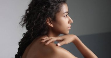 mükemmel hafif kahverengi deri ve kameraya gülümseyen güzel kıvırcık siyah saçlı genç kız