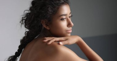 mükemmel hafif kahverengi deri ve kameraya gülümseyen güzel kıvırcık siyah saçlı genç kız