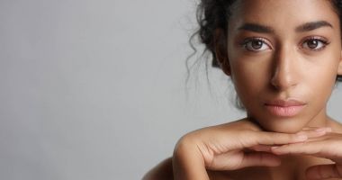 mutlu huzurlu genç kadın güzel zeytin cilt ve kıvırcık saçlı ideal cilt ve kahverengi gözleri Studio