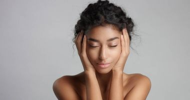 mutlu huzurlu genç kadın güzel zeytin cilt ve kıvırcık saçlı ideal cilt ve kahverengi gözleri Studio