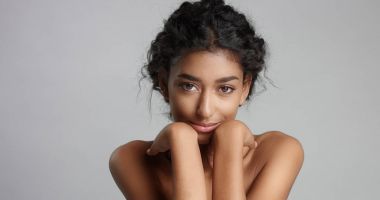 mutlu huzurlu genç kadın güzel zeytin cilt ve kıvırcık saçlı ideal cilt ve kahverengi gözleri Studio