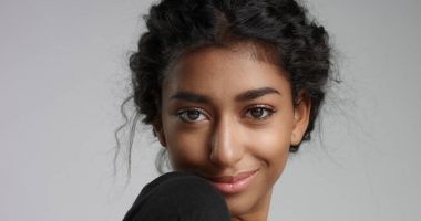 Çekici genç Orta Doğu model kusursuz cilt ile onun güzel yüzünü dokunaklı.